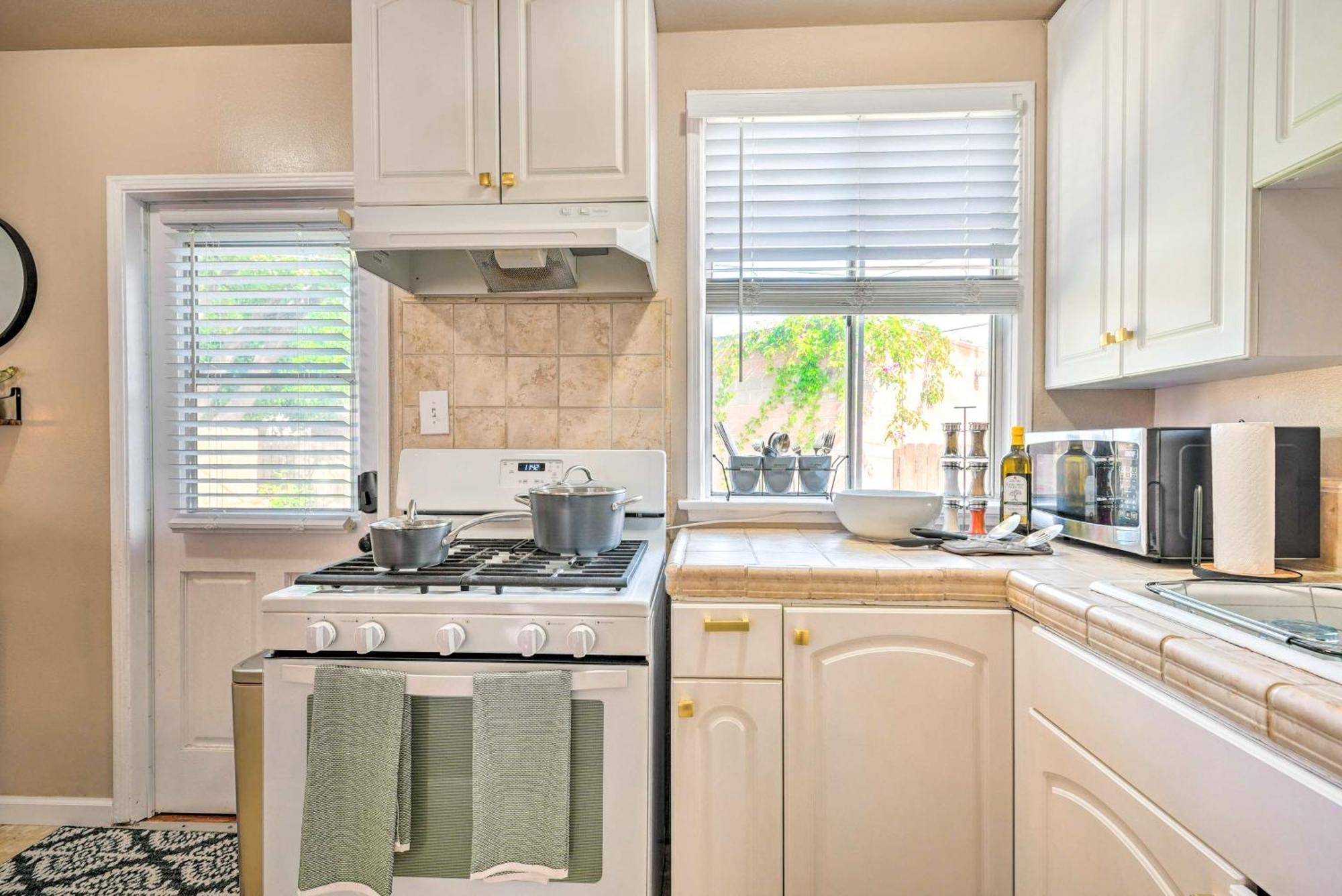 Stylish And Modern Burbank Gem With Private Yard! Villa Bagian luar foto