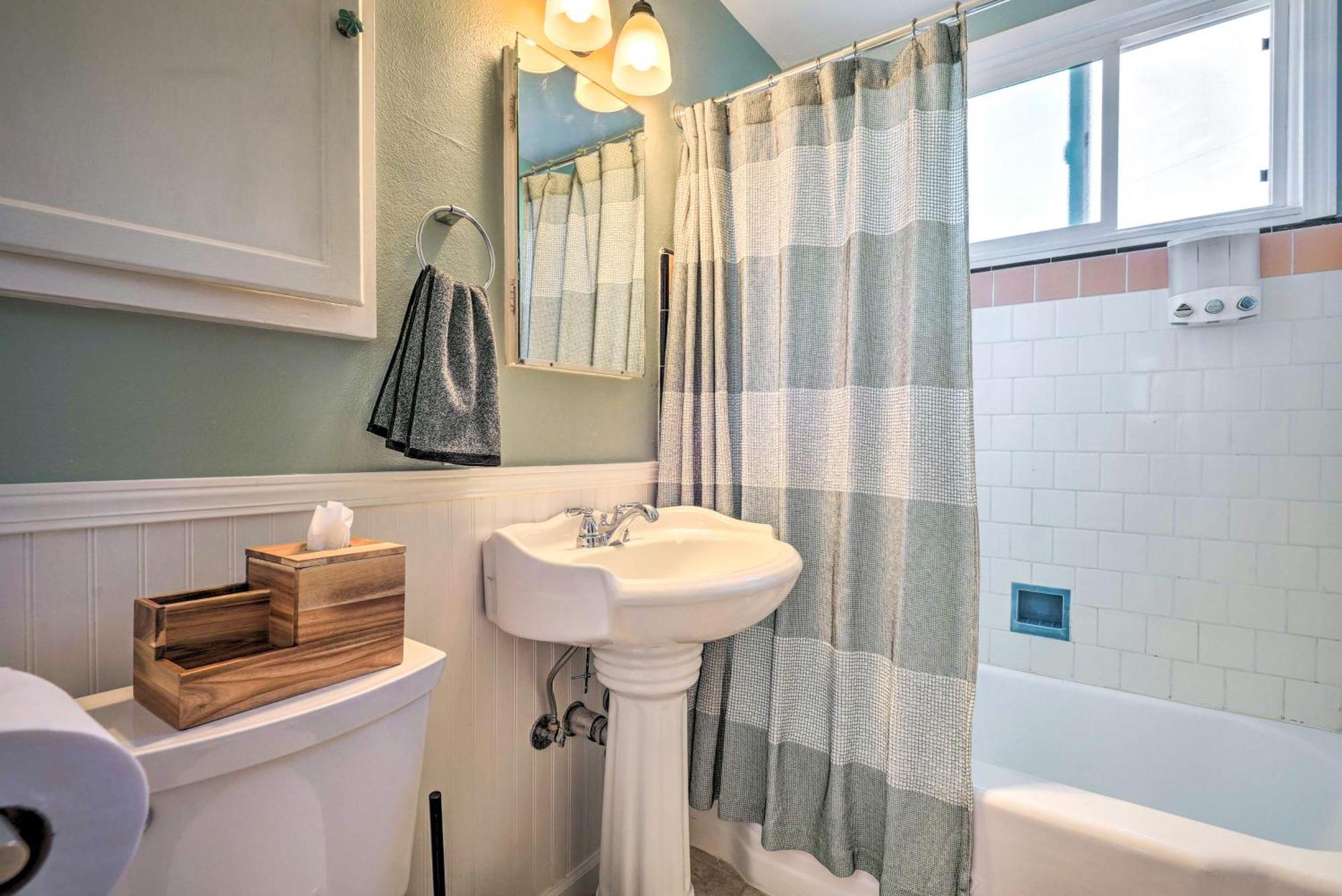 Stylish And Modern Burbank Gem With Private Yard! Villa Bagian luar foto