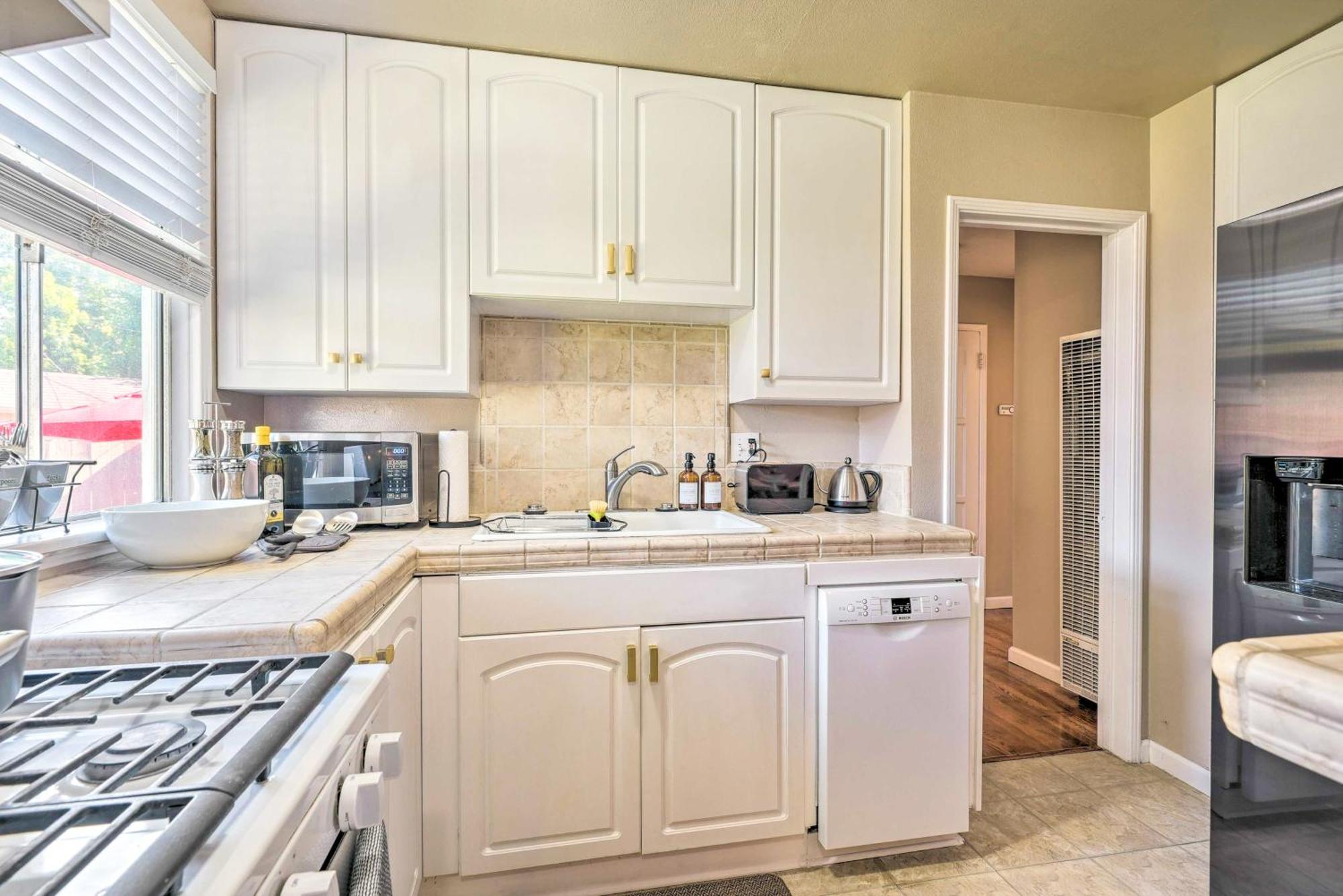 Stylish And Modern Burbank Gem With Private Yard! Villa Bagian luar foto